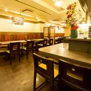 店内は落ち着きのあるバル風。木の温もりを感じるカウンター席や開放感のあるテーブル席が並び、おしゃれで居心地の良い雰囲気が魅力です。デートや女子会、ちょっとしたご褒美ディナーにもぴったりな空間です。