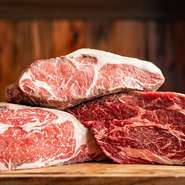 万全の温度管理で14日間以上寝かせた牛肉は、熟成することで驚くほど柔らかい肉質に。リブロース・サーロイン・チャックアイロールと部位から選べ、180gから大きさも選べます。