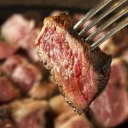 自慢のステーキは、独自の「0℃熟成」技術で仕上げた特別な一品です！高品質なアメリカ産牛肉を使用し、安心・安全にもこだわった逸品をご堪能ください。堂々の人気No.1はやわらかくジューシーな《リブロース》、肉の旨みがしっかり凝縮した王道のステーキ《サーロイン》、お肉好きにはハマる美味しさ《チャックアイロール》をご用意しております。