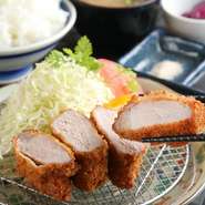 鹿児島の錦江町で育てられた鹿児島舞桜豚。肉の甘み・柔らかさ・旨みを高めた豚肉を使用した極上トンカツです。希少部位なので、数量限定の特別メニューです。