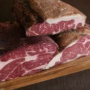 20日以上冷蔵保管された牛肉の中から厳選したおいしい牛肉ブロック。それをさらに、24時間平均温湿度0.0℃、99%の均一な同一条件下でオープン予冷の管理保管（零度熟成）を行った牛肉を提供しています。