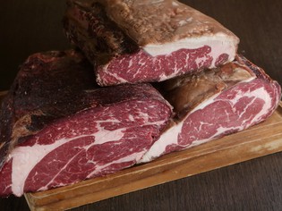 旨みが濃厚！店独自の技術で仕上げた、名物・熟成肉