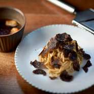 総料理長が試行錯誤し完成した。自然と飲み干してしまうスープの旨味、香りを楽しめる「トリュフつけめん」