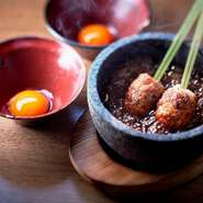 京鴨と鶏肉、香草の香ばしいつくねにアツアツの特製ダレが絡む「鴨つくね　バルサミコソース　卵黄添え」
