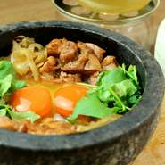 侘家の＜石焼親子丼＞はメディアで多数取り上げられた事もある店の名物メニューです。石鍋の中には、ご飯・鶏もも肉・京都産の赤玉子を2個。玉子が行き渡るように混ぜたら、先ずはトロトロの食感を召し上がれ。