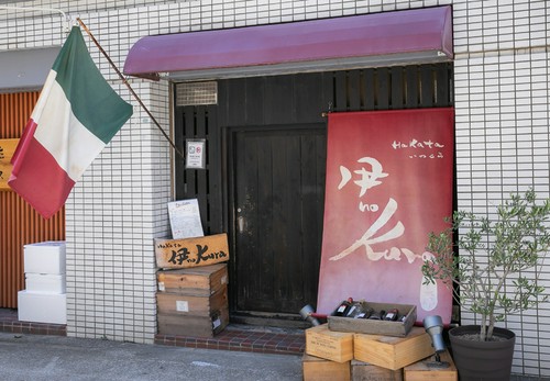 祇園駅から徒歩5分。赤・白・緑のイタリア国旗が目印