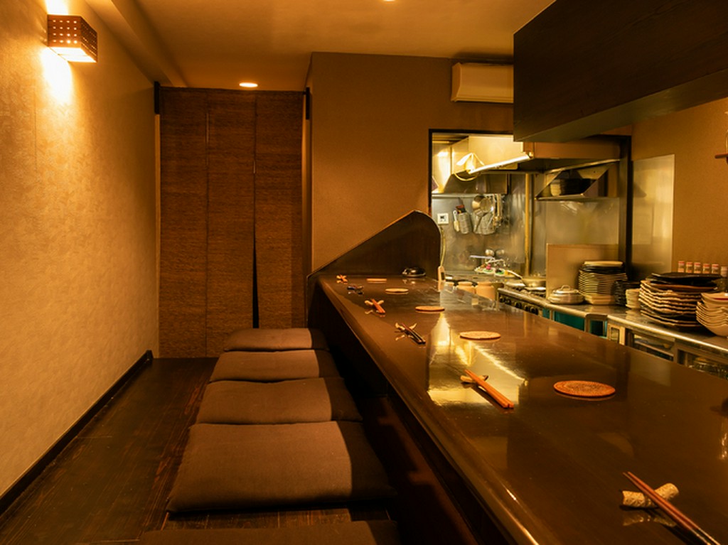 靴を脱いでゆっくりできる、掘りごたつのカウンター席