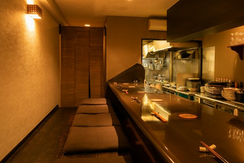 靴を脱いでゆっくりできる、掘りごたつのカウンター席