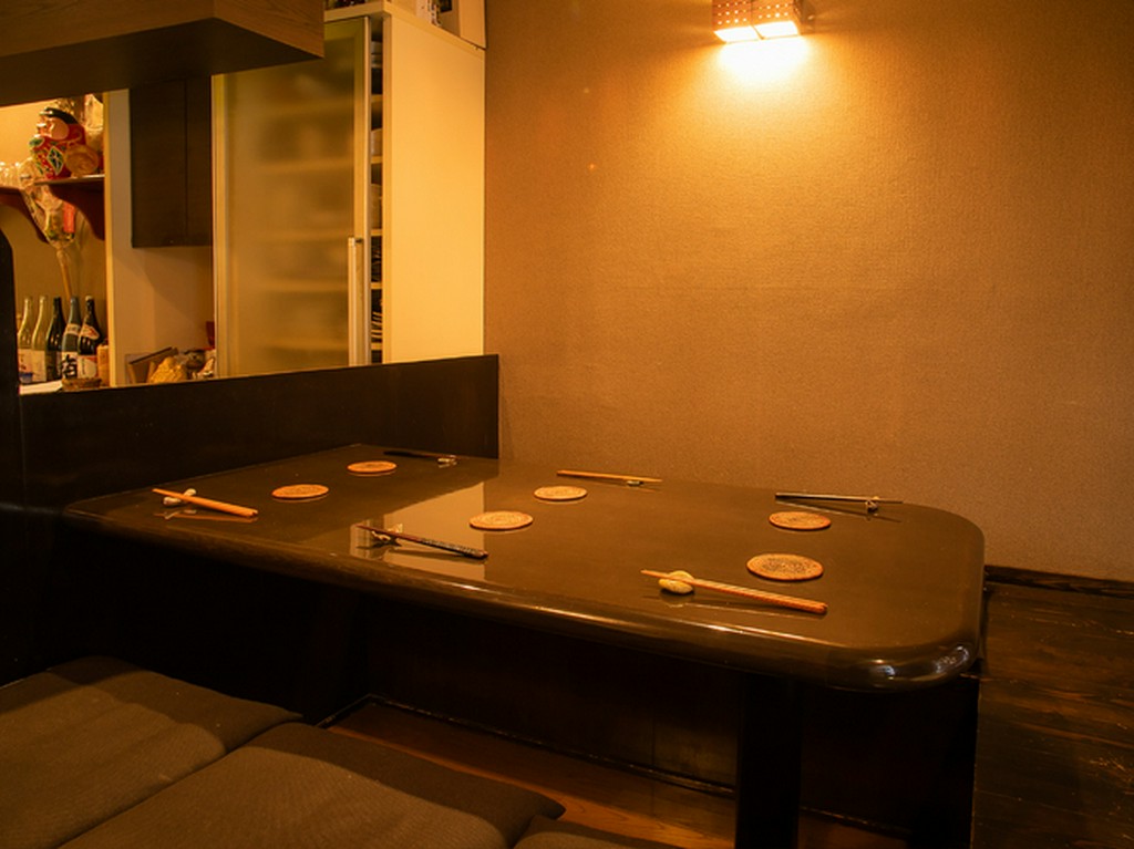 落とし気味の照明が優しく照らす、落ち着いた店内
