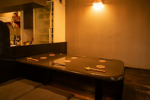 落とし気味の照明が優しく照らす、落ち着いた店内