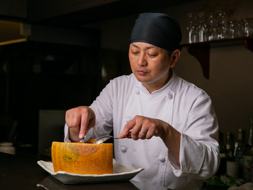 料理に合うワインでもてなしてくれる、ワイン好きの高橋氏