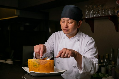 料理に合うワインでもてなしてくれる、ワイン好きの高橋氏