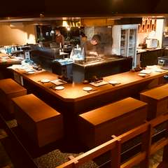 広々空間で楽しむこだわりの鶏料理