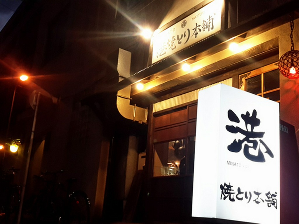 広々カウンター席で楽しむ本格焼き鳥