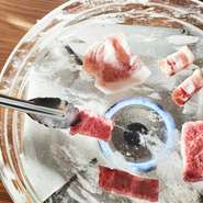 オシャレな店内はカウンター席と奥にはテーブル席を完備。素材の旨味をしっかりと引き出してくれる水晶板焼きで特別なひと時を