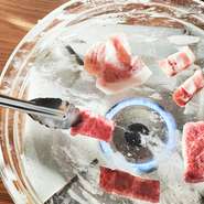 通常の焼肉と違い油はねや煙がほとんど出ないため洋服や髪に匂いが付きにくく、さらには水晶板の遠赤外線効果でお肉もふっくらジューシーに焼き上がります。