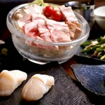 カウンター2名さま限定のコース
メインのお鍋は当店ファンも多い岩中豚3種を贅沢につかった和風だしのお鍋
