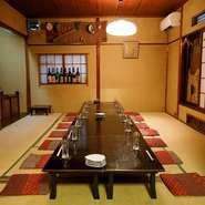 古民家のお座敷広間での団体宴会、親しい方々での飲み会には個室貸切で気兼ねなく楽しいご宴会を。フレンチの料理長と和食料理人の織りなす和らくならではの和洋コラボ料理コースに飲み放題も各種ご用意しております