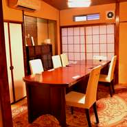 神楽坂・飯田橋でのご家族、ご親族でのお食事会は旧料亭を改装したモダンな風情ある「和らく」で。稀少なお座敷の広間から、テーブル席の個室を規模や用途でゆったりご利用できます。季節の和洋料理をご家族でどうぞ