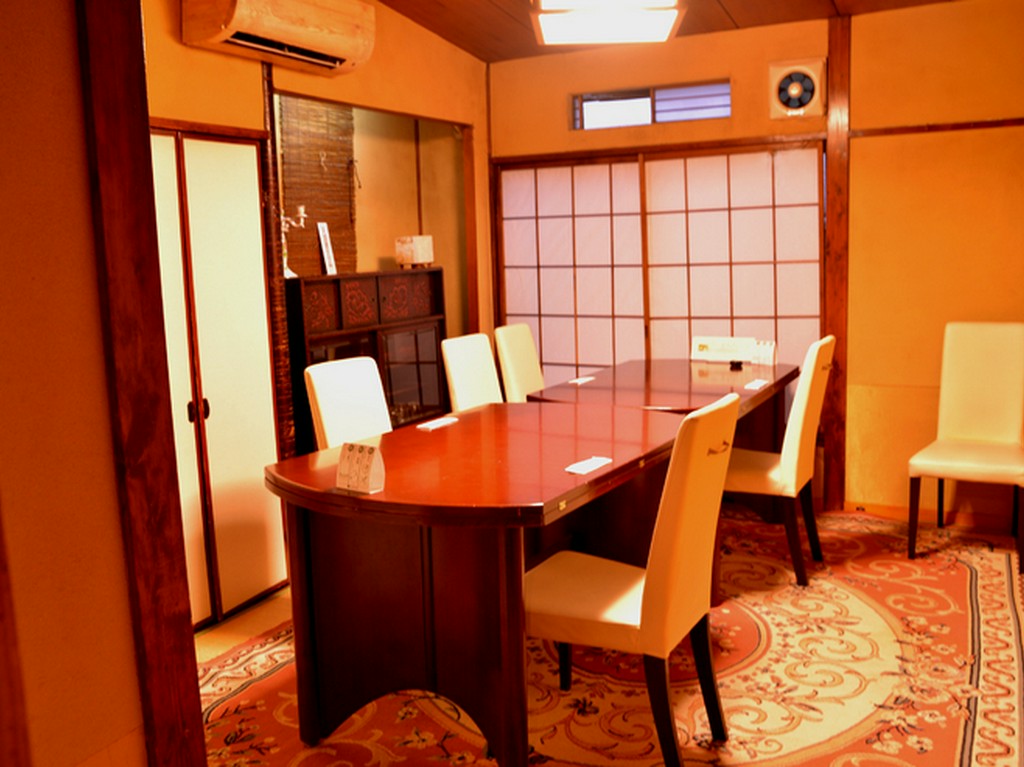 旧日本家屋の和洋個室をそのまま利用