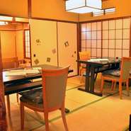 飯田橋・神楽坂の路地裏の突き当たりに佇む、中庭を擁した一軒家をそのまま利用した、趣のあるお店です。中庭を眺めながらのお食事はもちろん、個室を利用した接待にもご利用いただけます。