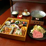 爽やかな日和の神楽坂でのランチに彩味を楽しむ季節限定ランチです
〈内容〉
【日毎の彩り白木八寸盛り】
【黒毛和牛しゃぶ小鍋】
【佐渡コシヒカリの炊立て白飯(国産米)　香物】
【名物】和三盆ぷりん