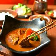 和らくの名物「牛タン江戸味噌シチュー」をご堪能頂くおすすめ御膳です。
～内容～
・和らく名物牛タン江戸味噌シチュー
・季節のサラダ
・本日の小鉢
・炊き立て白飯（国産米）
・香物　汁物