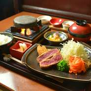 柔らかい牛肉を衣で包んでサッと揚げたレアカツでご提供。アツアツに熱した石焼きで、お好みの焼き加減でご賞味いただきます。
・牛レアカツ　三種のソースで
・本日の小鉢
・添えキャベツ
・炊き立て白飯 香物 汁物