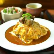 じっくり煮込んだ牛ホホ肉とふんわりオムライスを一緒に楽しめる新たなおすすめランチです。
サラダ・スープ付