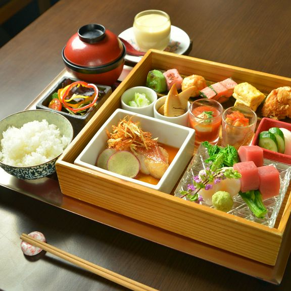 白木に季節の味覚料理を盛り込んだ人気の白木御膳