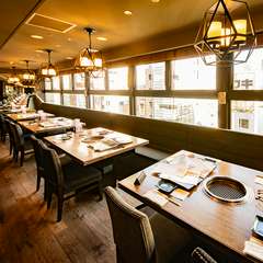 幅広いシチュエーションに対応できる、全140席のオシャレな空間