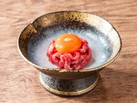 鮮度・品質にこだわったお肉を贅沢に食す『黄金ユッケ』