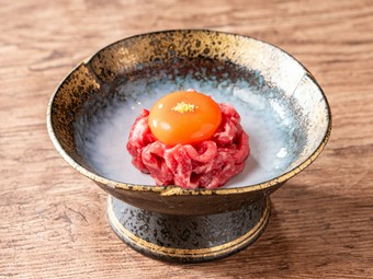 鮮度・品質にこだわったお肉を贅沢に食す『黄金ユッケ』