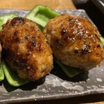 シャキシャキの生ピーマンに軟骨入りのつくねをご一緒に！
ビールがすすむ逸品です。