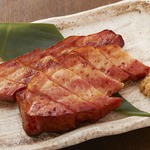 豪快に厚切りにしたベーコンを桜チップで燻製にしました。
山わさびと一緒にどうぞ！