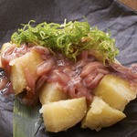 ホクホクの男爵芋にバターとたっぷりの塩辛を豪快にのせた北海道の郷土料理です。
