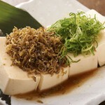 カリカリに揚げた『じゃこ』とたっぷりの葱、濃厚なトウフのヤッコ