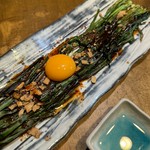 旬の鱧をカリッと香ばしく揚げ、4種のこだわりフレーバーから選んでシャカシャカ！
遊び心と旨みが詰まった、オリジナルの“新しい鱧のかたち”。
食べるたびに違う表情が楽しめる、期間限定のおつまみです。