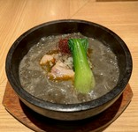 とろとろに煮込んだ豚角煮を黒ごま香る濃厚坦々麺仕立てに。もちもち食感の春雨と共に 甘み、コク、痺れ、辛味が重なり合い一口ごとに引き込まれます。 和と中が溶け合う 【角煮×担々麺】の新定番をご堪能ください!