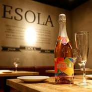 明るく落ち着いた店内は女子会にぴったり！時間無制限の飲み放題もご用意しております。

