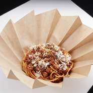 パスタ専門店の味を、お気軽にご家庭でお楽しみいただけます。
パスタやピッツァの他、前菜やサラダもご用意しております。
いろいろ組み合わせて、おうちで本格イタリアン！楽しいひとときをどうぞ。