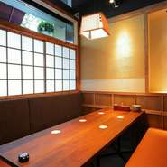 木の温もりを感じられる和の空間で、ゆっくりとお酒やお食事を楽しみたい場合は個室を。サクッとお食事だけだったり、ちょい呑みしたい場合はカウンターなど、お好みにあわせてご利用ください。