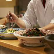 その季節ならではの旬の食材をご用意。季節のお浸しや和え物など季節の彩を感じるおばんざいメニュー。お酒とも相性抜群です。
