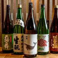 人気の定番酒から、乾杯に「日本酒スパークリング」から飲み始め旬のお料理に「純米酒」、お刺身に「吟醸酒」、今注目の「生もと酒」は常温で。お食事に、シーンに合う日本酒をご提案致します。