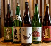 人気の定番酒から、乾杯に「日本酒スパークリング」から飲み始め旬のお料理に「純米酒」、お刺身に「吟醸酒」、今注目の「生もと酒」は常温で。お食事に、シーンに合う日本酒をご提案致します。