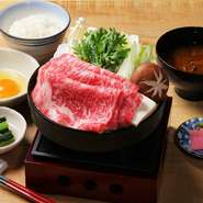 ・黒毛和牛のすき焼き
・小鉢
・卵
・御飯
・味噌汁
・香の物