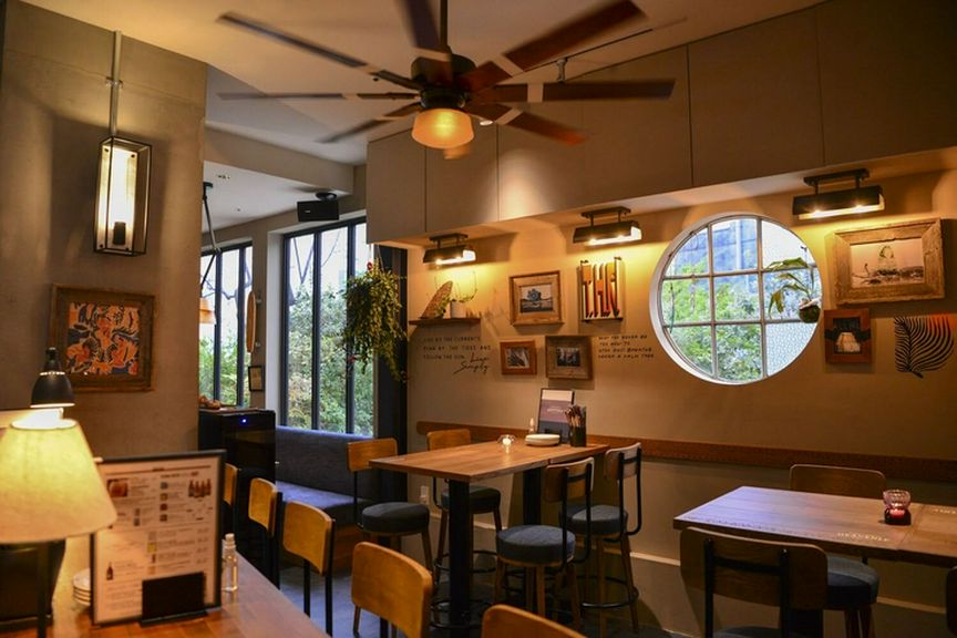 開放的なテラスとサーフシックで落ち着いた店内
