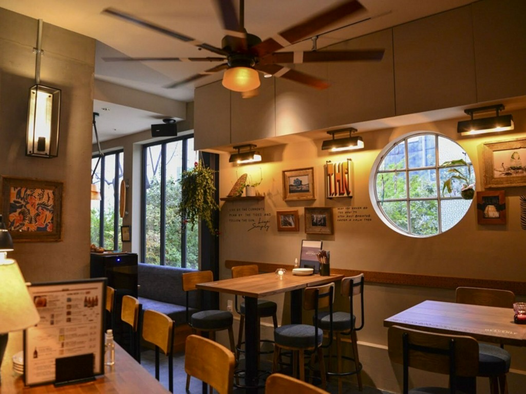 開放的なテラスとサーフシックで落ち着いた店内