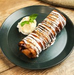 バナナとカスタードクリームをトルティーヤ生地で巻いて揚げたメキシコのスイーツ