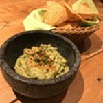 メキシコ定番！アボカドのタルタルをナチョスと一緒に